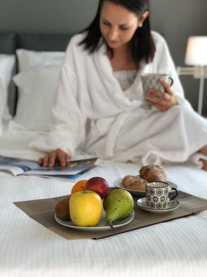 La Quadra Suites - Central Apartments In Iseo With Daily Housekeeping Luaran gambar